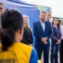 Hildon quer levar modelo de alfabetização de PVH ao estado O candidato Hildon Chaves, vestindo terno azul, sorri enquanto está rodeado por profissionais da educação e autoridades durante um evento em uma quadra escolar.