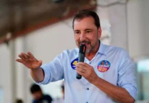 Hildon Chaves promete hospital de urgência para Rondônia O candidato Hildon Chaves, a discursar num evento de campanha, envergando uma camisa com um autocolante eleitoral.