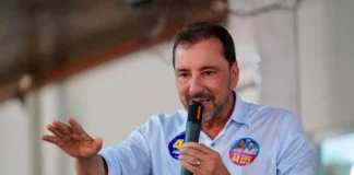 Hildon Chaves promete hospital de urgência para Rondônia O candidato Hildon Chaves, a discursar num evento de campanha, envergando uma camisa com um autocolante eleitoral.