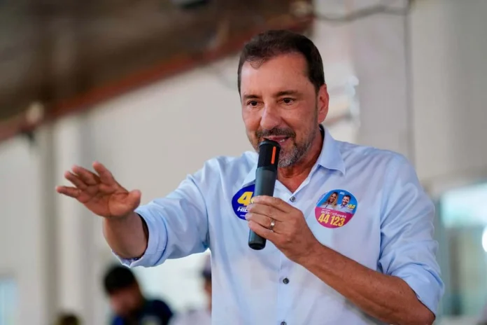 Campanha de Hildon Chaves O candidato Hildon Chaves, a discursar num evento de campanha, envergando uma camisa com um autocolante eleitoral.