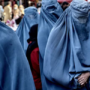 Talibã confirma detenção de mulheres e meninas no Afeganistão por descumprimento do código de vestimenta