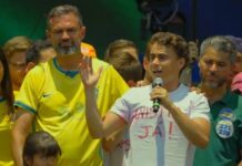 Bruno Scheid e Nikolas Ferreira levantam bandeiras “Fora Lula” e “Fora Moraes” em ato com apoiadores em Ji-Paraná