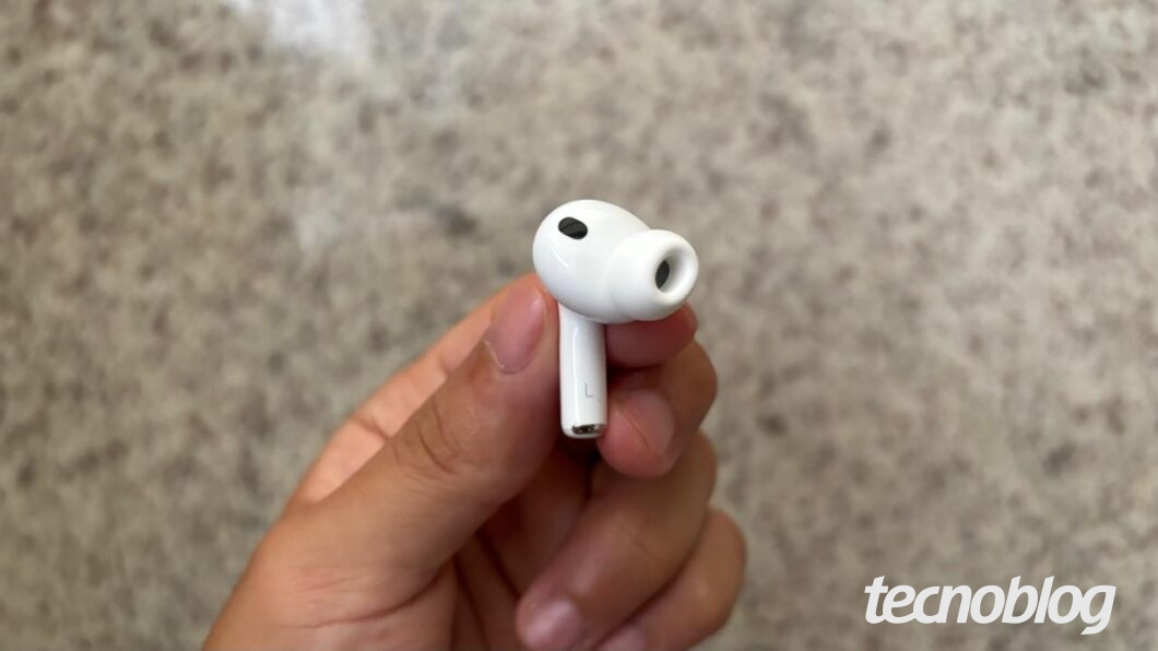 AirPods Pro 3na mão, com o microfone e alto-falante visíveis