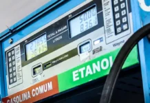 Senacon faz operação para apurar abuso no preço dos combustíveis Painel digital de uma bomba de combustível em um posto, exibindo os valores a pagar e os litros abastecidos para gasolina comum e etanol.