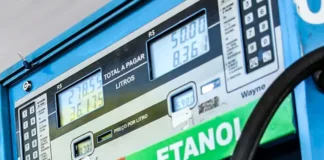 Senacon faz operação para apurar abuso no preço dos combustíveis Painel digital de uma bomba de combustível em um posto, exibindo os valores a pagar e os litros abastecidos para gasolina comum e etanol.