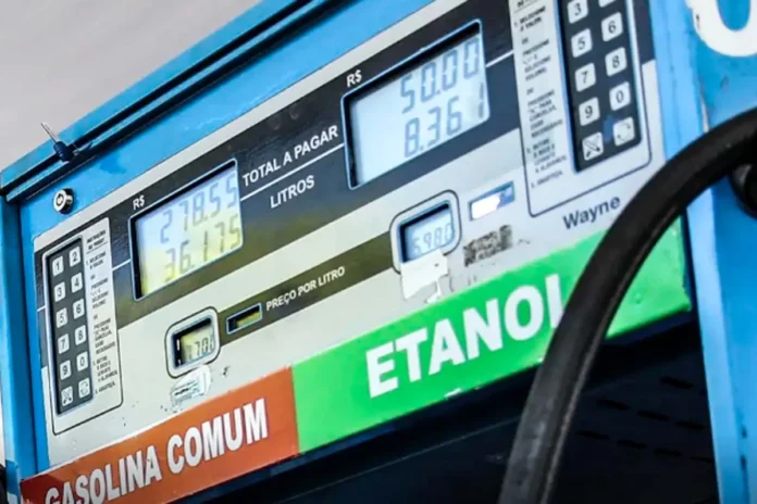 Bomba de combustível marcando preço de gasolina e etanol Painel digital de uma bomba de combustível em um posto, exibindo os valores a pagar e os litros abastecidos para gasolina comum e etanol.