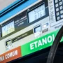 Senacon faz operação para apurar abuso no preço dos combustíveis Painel digital de uma bomba de combustível em um posto, exibindo os valores a pagar e os litros abastecidos para gasolina comum e etanol.
