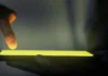 Entidades pedem internet grátis 72h antes das eleições Em um ambiente escuro, um dedo indicador toca a tela retangular e intensamente iluminada de um smartphone segurado por uma mão.