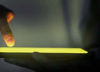 Entidades pedem internet grátis 72h antes das eleições Em um ambiente escuro, um dedo indicador toca a tela retangular e intensamente iluminada de um smartphone segurado por uma mão.