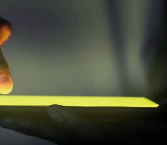 Entidades pedem internet grátis 72h antes das eleições Em um ambiente escuro, um dedo indicador toca a tela retangular e intensamente iluminada de um smartphone segurado por uma mão.