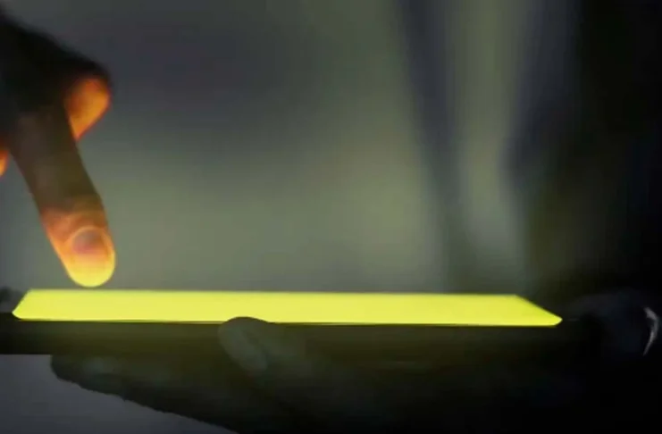 Entidades pedem internet grátis 72h antes das eleições Em um ambiente escuro, um dedo indicador toca a tela retangular e intensamente iluminada de um smartphone segurado por uma mão.