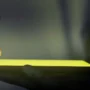 Entidades pedem internet grátis 72h antes das eleições Em um ambiente escuro, um dedo indicador toca a tela retangular e intensamente iluminada de um smartphone segurado por uma mão.