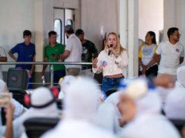 Ieda Chaves percorre Pimenta Bueno e Espigão D’Oeste e tem contato direto com eleitores A deputada estadual Ieda Chaves discursa ao microfone para trabalhadores durante visita a uma empresa do interior de Rondônia.