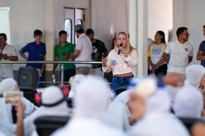 Ieda Chaves em reunião com trabalhadores durante campanha em Rondônia A deputada estadual Ieda Chaves discursa ao microfone para trabalhadores durante visita a uma empresa do interior de Rondônia.