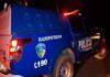 Dupla encapuzada tenta invadir hospital após ataque com facão Fotografia noturna da lateral de uma carrinha de patrulha da Polícia Militar de Rondônia, com as luzes traseiras acesas.