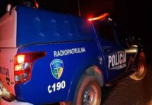 Dupla encapuzada tenta invadir hospital após ataque com facão Fotografia noturna da lateral de uma carrinha de patrulha da Polícia Militar de Rondônia, com as luzes traseiras acesas.
