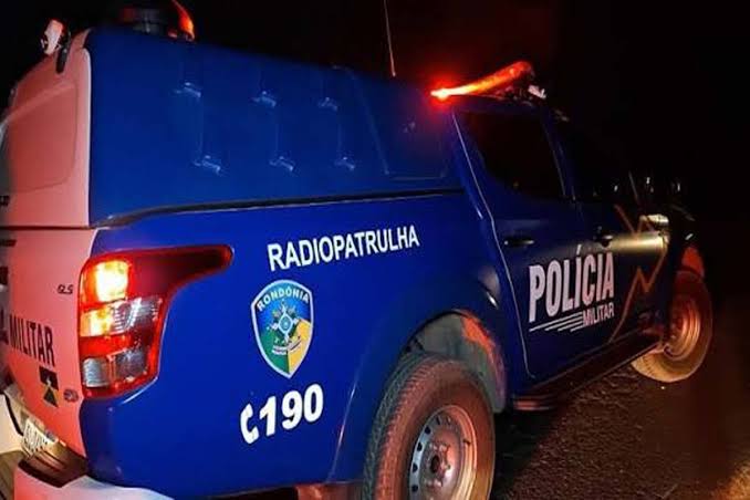 Viatura da Policia Militar de Rondonia em patrulhamento noturno Fotografia noturna da lateral de uma carrinha de patrulha da Polícia Militar de Rondônia, com as luzes traseiras acesas.