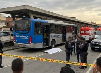 Passageiro de ônibus morre baleado durante ação policial no Rio
