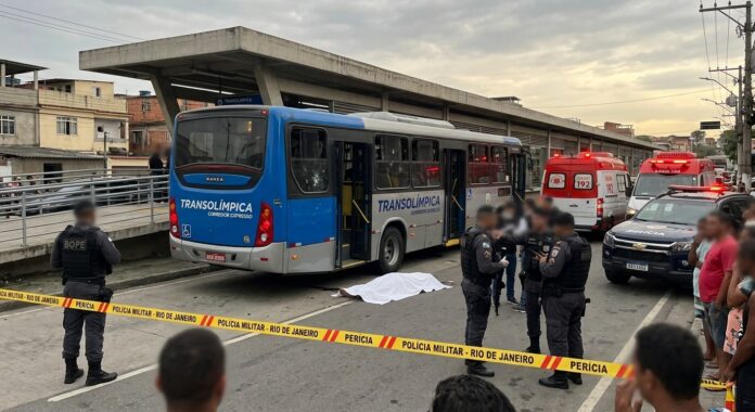 Passageiro de ônibus morre baleado durante ação policial no Rio