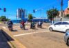 Acidentes com motos ampliam demanda do SAMU em PVH Trânsito em Porto Velho, mostrando vários motociclistas e um carro branco parados aguardando o semáforo abrir em um dia ensolarado.