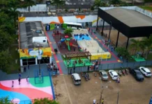 Imagem aérea da Praça CEU na Zona Leste de Porto Velho com infraestruturas de lazer e população reunida.