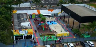 Imagem aérea da Praça CEU na Zona Leste de Porto Velho com infraestruturas de lazer e população reunida.