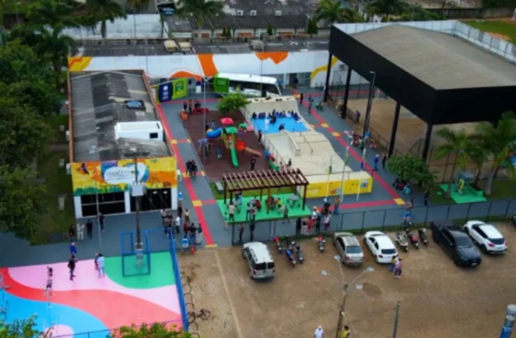 Imagem aérea da Praça CEU na Zona Leste de Porto Velho com infraestruturas de lazer e população reunida.