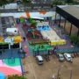 Imagem aérea da Praça CEU na Zona Leste de Porto Velho com infraestruturas de lazer e população reunida.