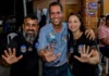 Luis Fernando defende ampliar devolução de impostos O candidato ao Senado, Luis Fernando, veste camisa azul e sorri para a foto ao lado de dois apoiadores, todos com as mãos abertas indicando o número 55.