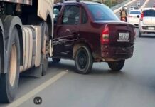 Carro é arrastado por carreta em acidente na BR-364