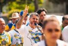 Marcos Rogério destaca mais de R$ 578 milhões em investimentos na saúde e propõe regionalização do atendimento em Rondônia O senador Marcos Rogério durante ato de campanha eleitoral em Rondônia.