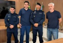 Cacoal articula criação do projeto Nova Guarda Mirim O prefeito de Cacoal, Tony Pablo, posa para fotografia ao lado de dois agentes da Polícia Militar de Rondônia e de outro homem durante reunião.