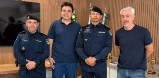 Cacoal articula criação do projeto Nova Guarda Mirim O prefeito de Cacoal, Tony Pablo, posa para fotografia ao lado de dois agentes da Polícia Militar de Rondônia e de outro homem durante reunião.