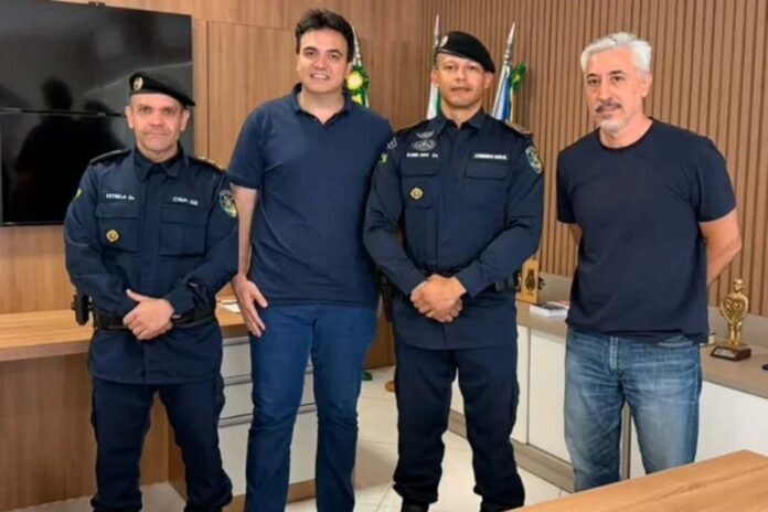 Prefeito de Cacoal e Policia Militar reunidos O prefeito de Cacoal, Tony Pablo, posa para fotografia ao lado de dois agentes da Polícia Militar de Rondônia e de outro homem durante reunião.