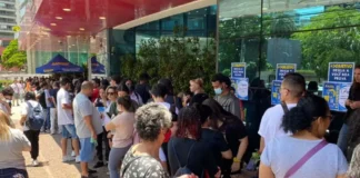 Candidatos aguardam a realização de provas de concurso público para a área da educação.