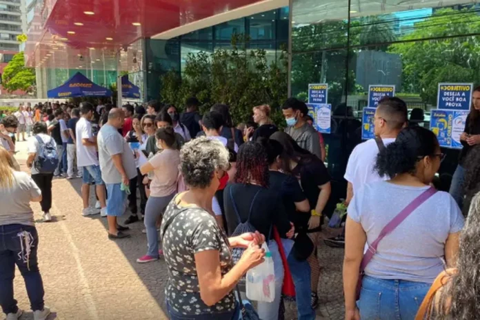 PND 2026 Candidatos aguardam a realização de provas de concurso público para a área da educação.