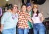 “Onda 100” de Mariana Carvalho cresce no interior de RO Mariana Carvalho, usando boné e camisa de campanha, sorri e abraça calorosamente três apoiadores durante um evento eleitoral no interior de Rondônia.
