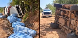 Fotografia dividida mostrando uma carrinha branca capotada numa estrada de terra e vários sacos azuis espalhados pela berma da via.