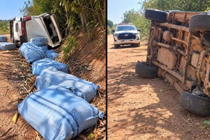 Hilux capotada e sacos de drogas apreendidos Fotografia dividida mostrando uma carrinha branca capotada numa estrada de terra e vários sacos azuis espalhados pela berma da via.