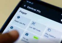 Banco Central anuncia novas regras para o Pix com foco na segurança e cobrança híbrida Ecrã de um telemóvel a exibir o menu de transferências e pagamentos da aplicação do Pix.