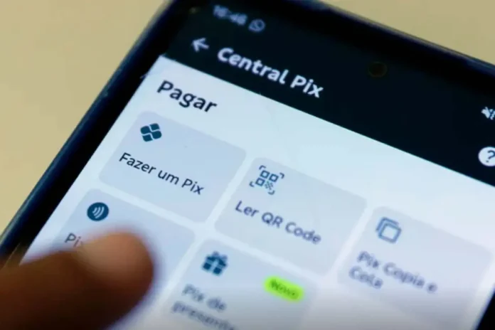 pix Ecrã de um telemóvel a exibir o menu de transferências e pagamentos da aplicação do Pix.