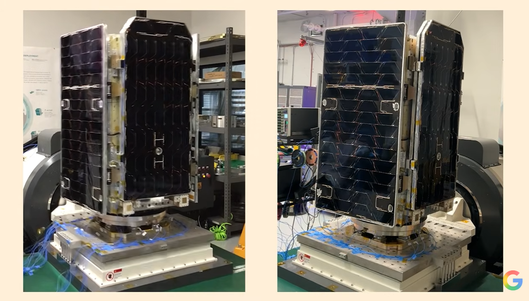 Imagem mostra dois satélites em um laboratório