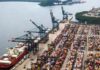 Economia brasileira apresenta recuo de 0,4% na passagem de junho para julho, aponta FGV Vista aérea de um porto comercial repleto de contentores de carga, simbolizando o movimento da economia brasileira.