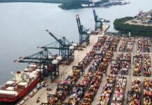 Economia brasileira apresenta recuo de 0,4% na passagem de junho para julho, aponta FGV Vista aérea de um porto comercial repleto de contentores de carga, simbolizando o movimento da economia brasileira.