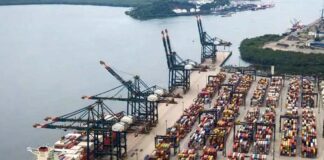 Vista aérea de um porto comercial repleto de contentores de carga, simbolizando o movimento da economia brasileira.