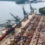 Economia brasileira apresenta recuo de 0,4% na passagem de junho para julho, aponta FGV Vista aérea de um porto comercial repleto de contentores de carga, simbolizando o movimento da economia brasileira.