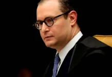 STF: Zanin pede a Fachin acesso a todo material de celular de Vorcaro