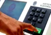 Aposentados e pensionistas que votarem ficam isentos de realizar a Prova de Vida Dedo de um eleitor a pressionar a tecla verde de confirmação numa urna eletrónica da Justiça Eleitoral.