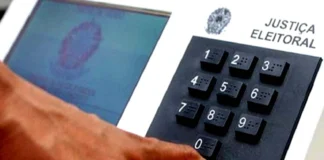 Aposentados e pensionistas que votarem ficam isentos de realizar a Prova de Vida Dedo de um eleitor a pressionar a tecla verde de confirmação numa urna eletrónica da Justiça Eleitoral.