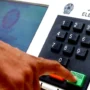 Aposentados e pensionistas que votarem ficam isentos de realizar a Prova de Vida Dedo de um eleitor a pressionar a tecla verde de confirmação numa urna eletrónica da Justiça Eleitoral.